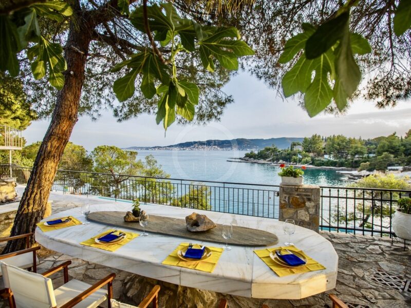 R4094-Outdoors dining area